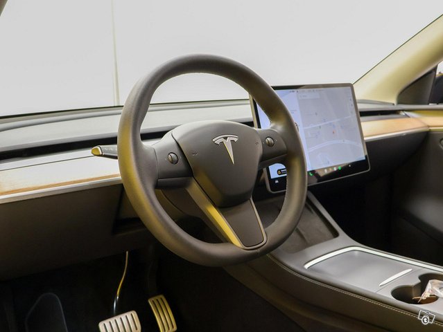 Tesla Model Y 11