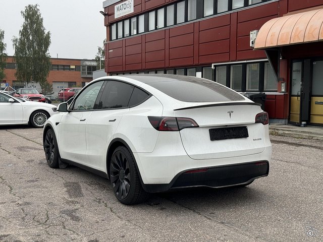 Tesla Model Y 2