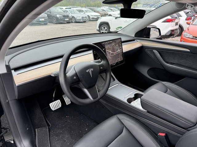 Tesla Model Y 4