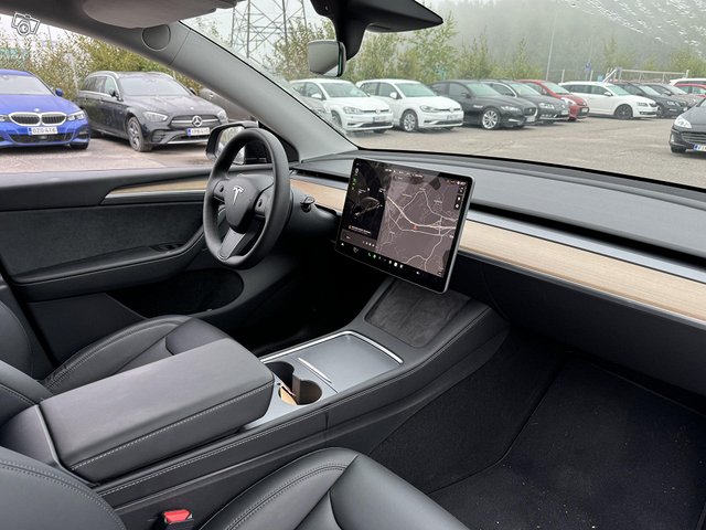 Tesla Model Y 5