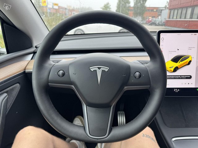 Tesla Model Y 7