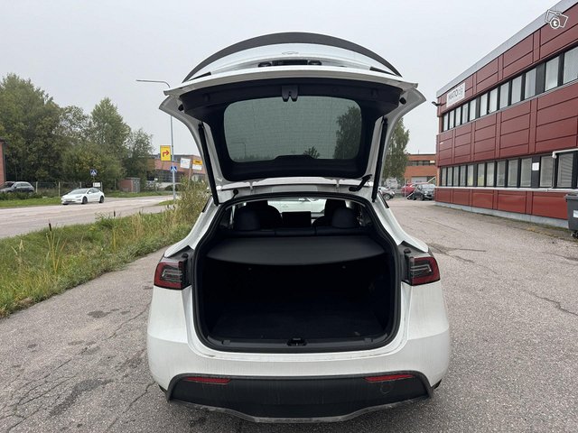 Tesla Model Y 12