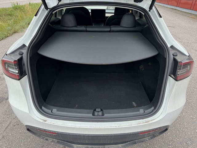 Tesla Model Y 13