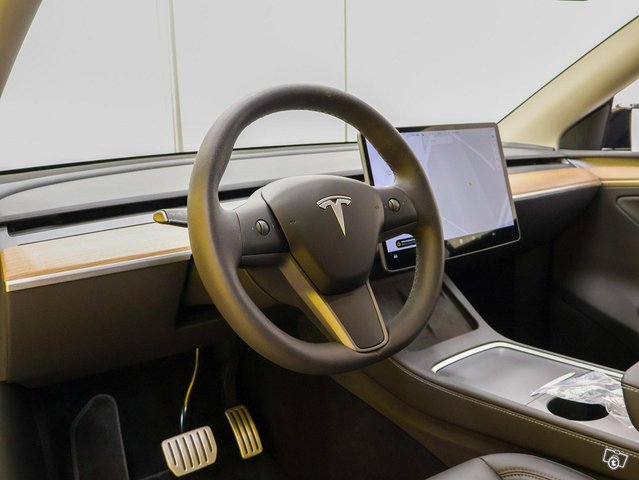 Tesla Model Y 11