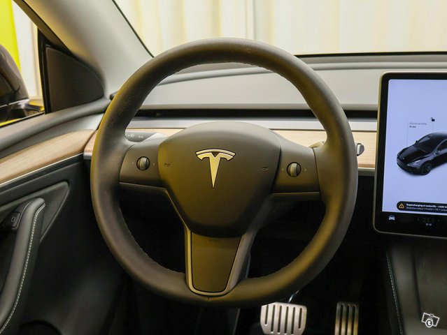 Tesla Model Y 12