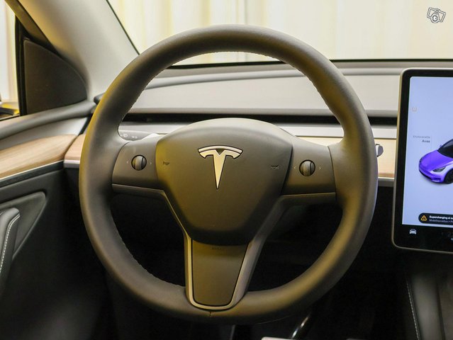 Tesla Model Y 12