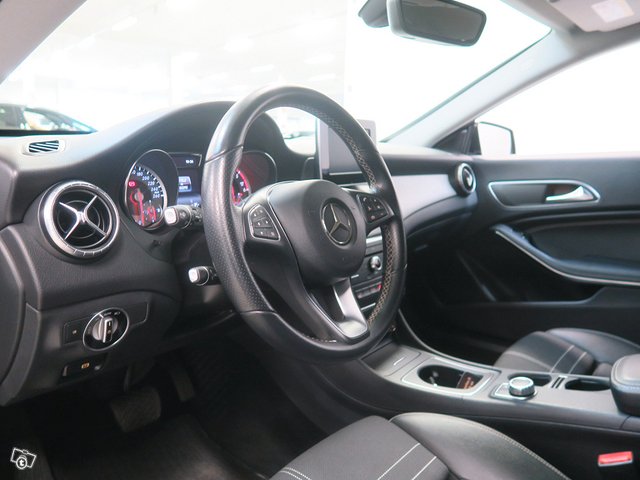 MERCEDES-BENZ CLA 17