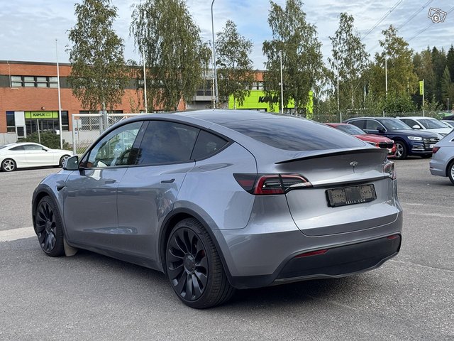 Tesla Model Y 4