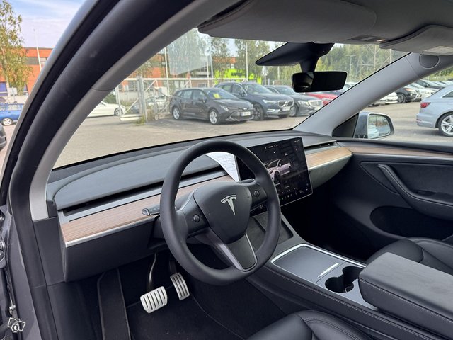 Tesla Model Y 8