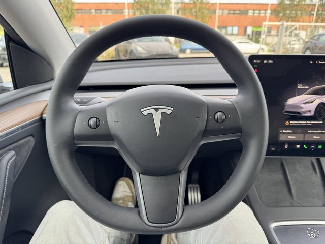 Tesla Model Y 9