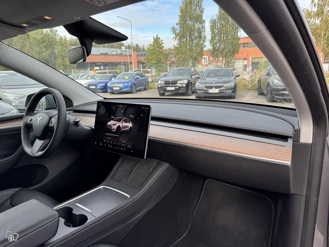 Tesla Model Y 13