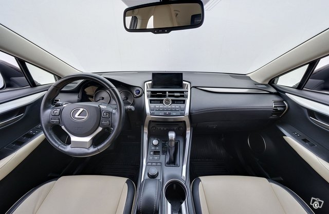 Lexus NX 11