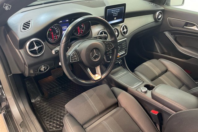 MERCEDES-BENZ CLA 8