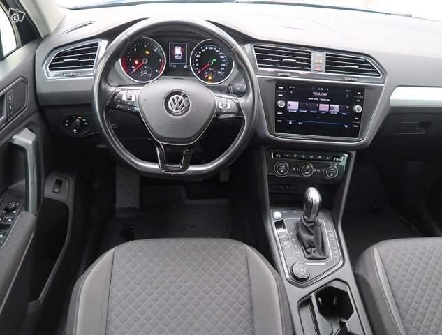 Volkswagen Tiguan 8