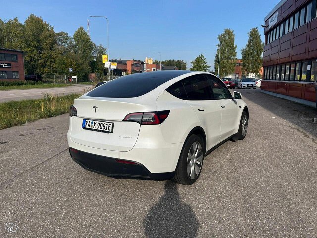 Tesla Model Y 4