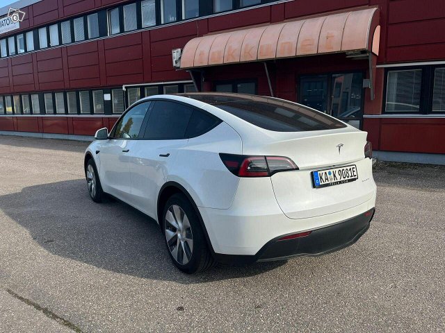 Tesla Model Y 5