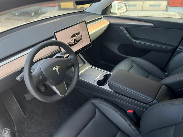 Tesla Model Y 8