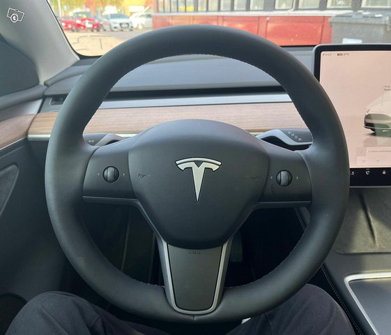 Tesla Model Y 9