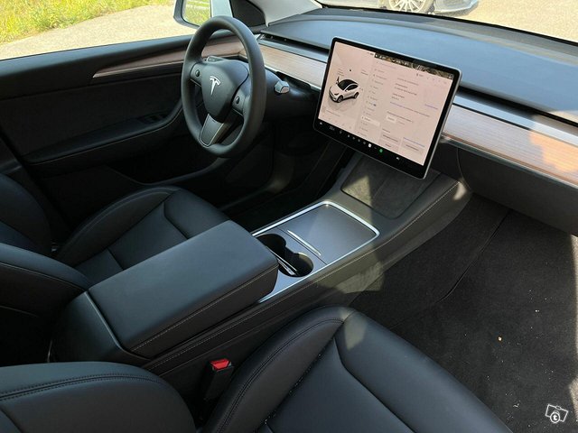 Tesla Model Y 13