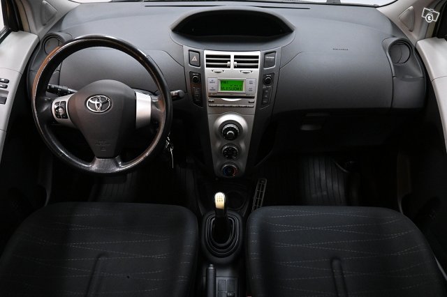 Toyota Yaris 12