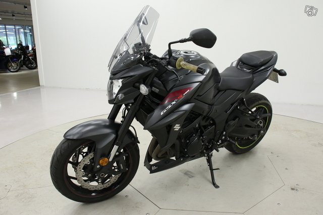 Suzuki GSX-S 8