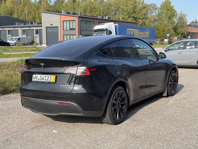 Tesla Model Y 4