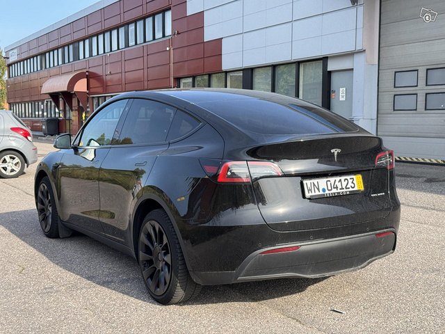 Tesla Model Y 5