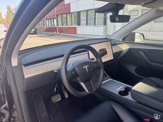 Tesla Model Y 8