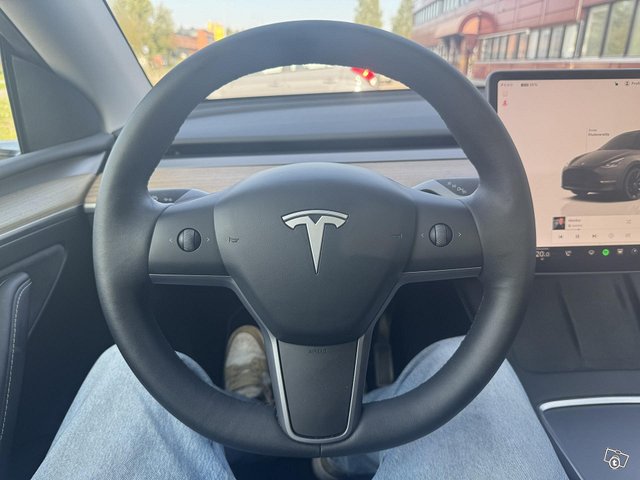 Tesla Model Y 9