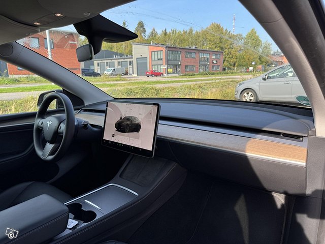 Tesla Model Y 13