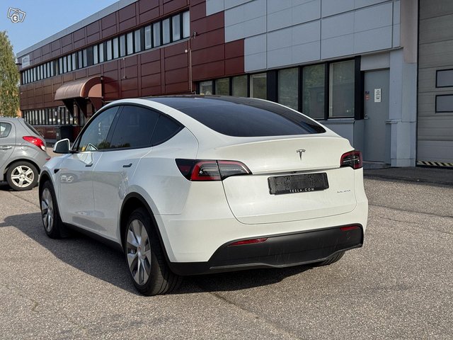 Tesla Model Y 4