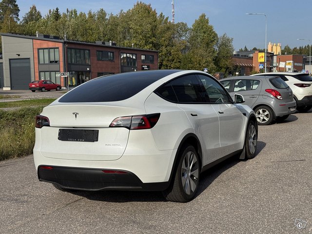 Tesla Model Y 5