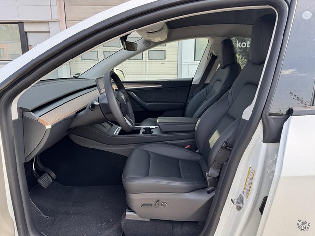 Tesla Model Y 7