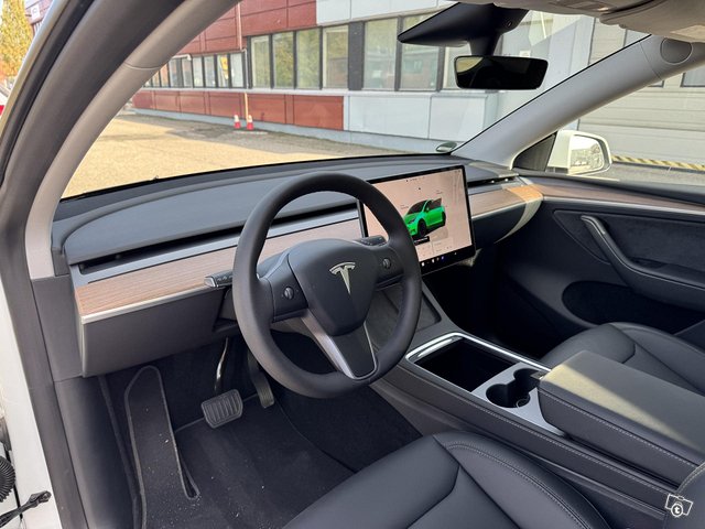 Tesla Model Y 8