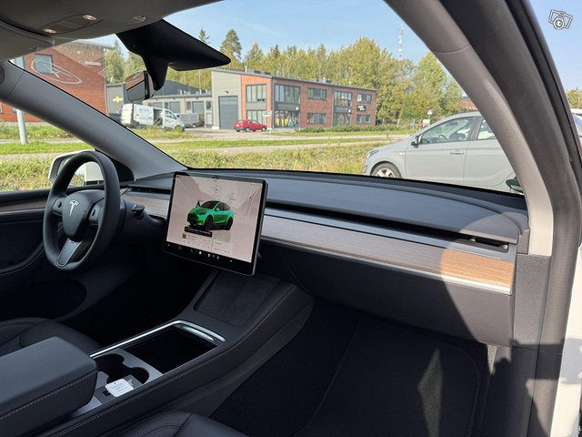 Tesla Model Y 13