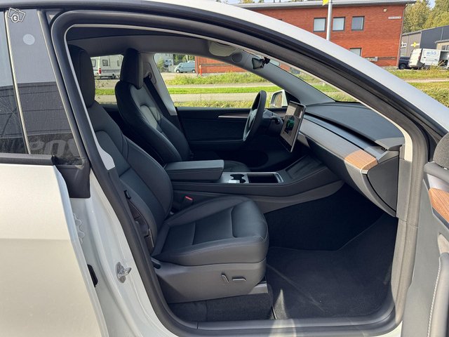 Tesla Model Y 14