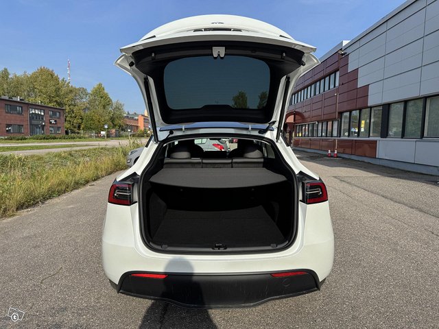 Tesla Model Y 19