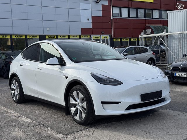 Tesla Model Y 3