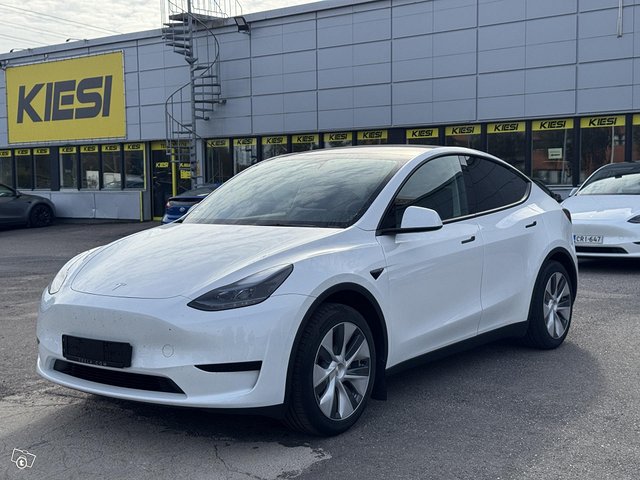 Tesla Model Y 4