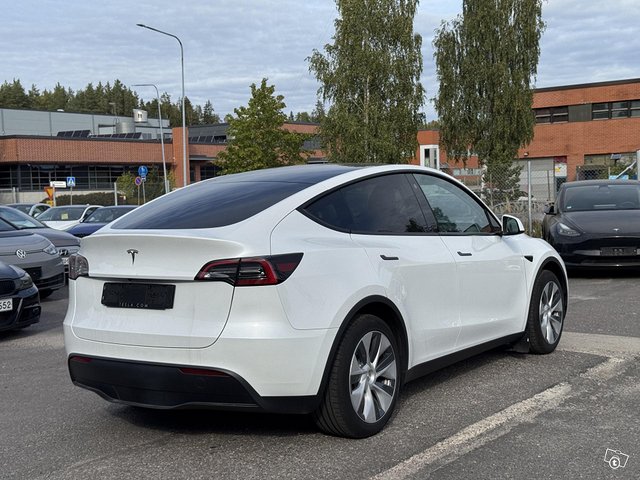 Tesla Model Y 5