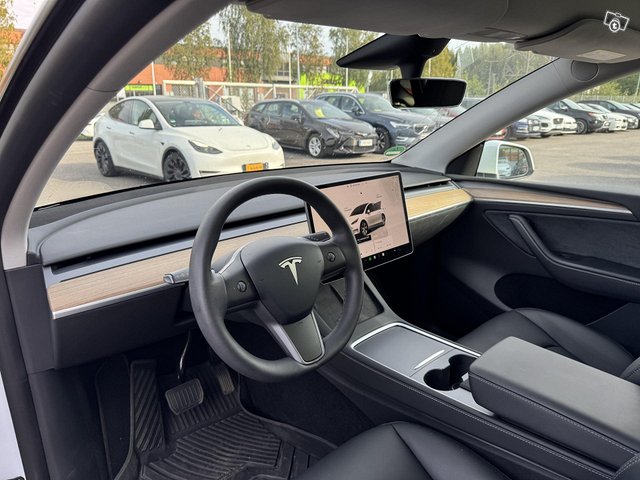 Tesla Model Y 8