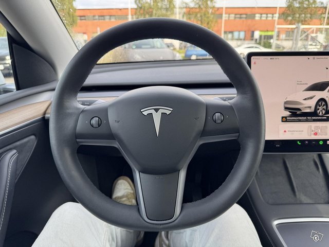 Tesla Model Y 9