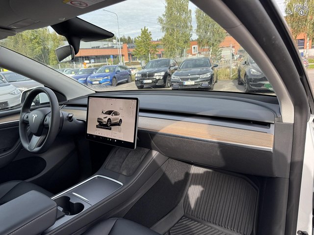 Tesla Model Y 14