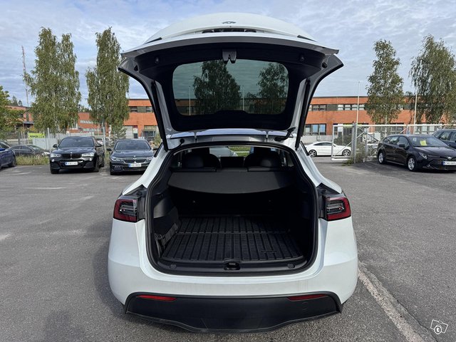 Tesla Model Y 19