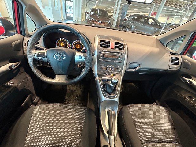 TOYOTA Auris 11