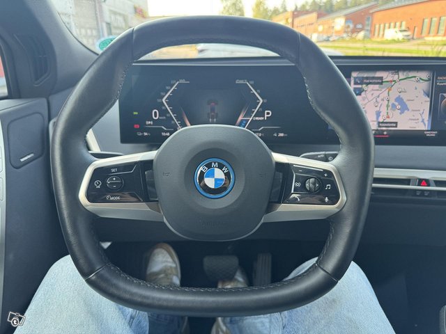 BMW IX 8