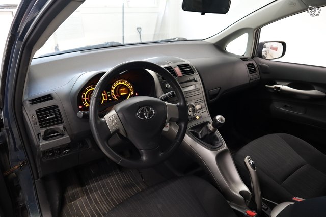 Toyota AURIS 16