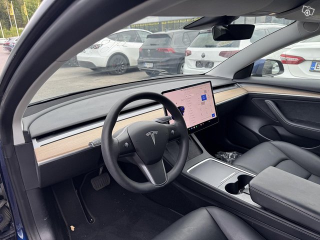 Tesla Model 3 6