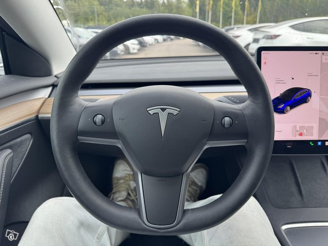 Tesla Model 3 8