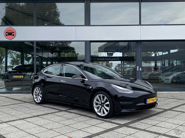 Tesla Model 3 1